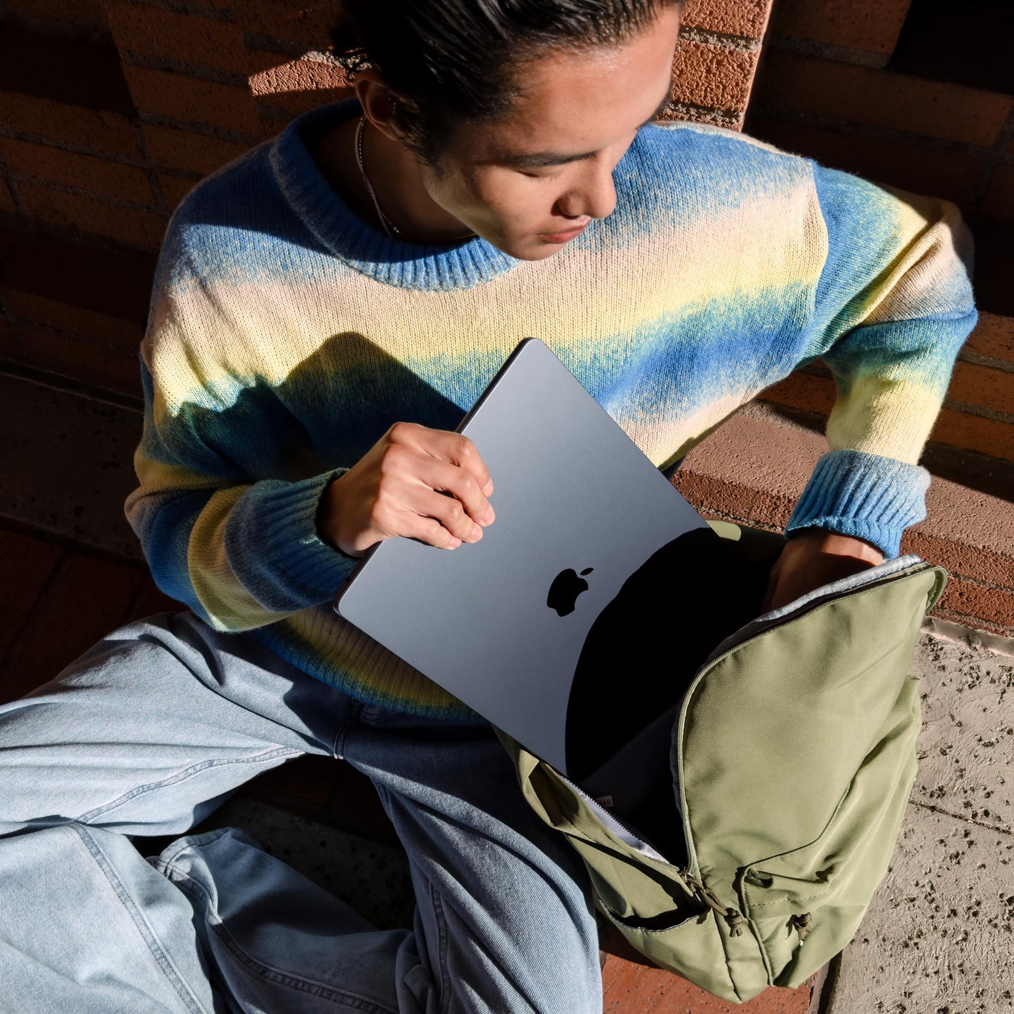 Apple 2024 Portable MacBook Air 15 Pouces avec Puce M3 : écran Liquid Retina 15,3 Pouces, 8 Go de mémoire unifiée, 256 Go de Stockage SSD, Clavier rétroéclairé, caméra FaceTime HD 1080p. Minuit