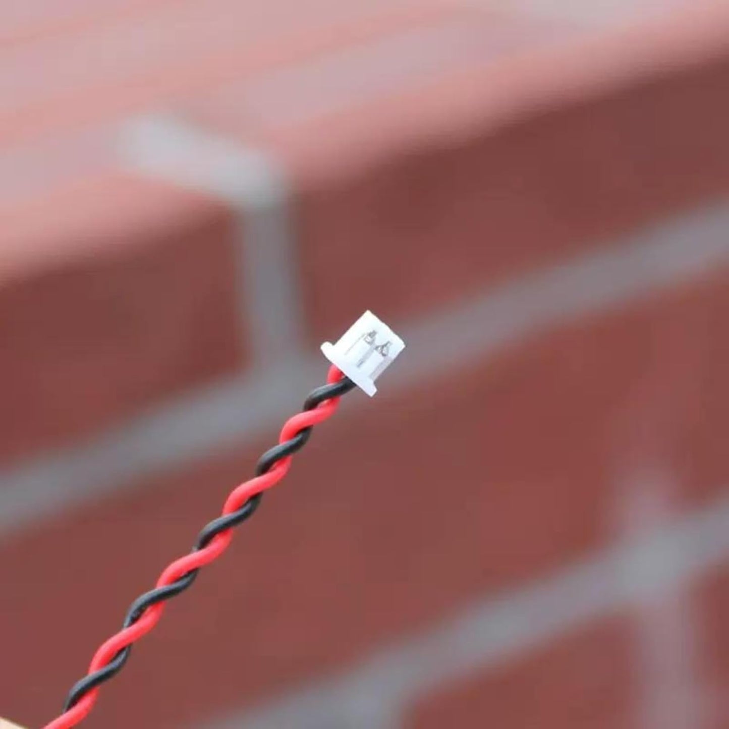 Vue rapprochée de la batterie CR2032 au lithium avec connecteur